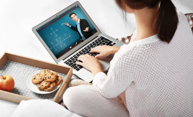 Nauczyciele nie realizują programów. Oceny online są łatwe do podważenia