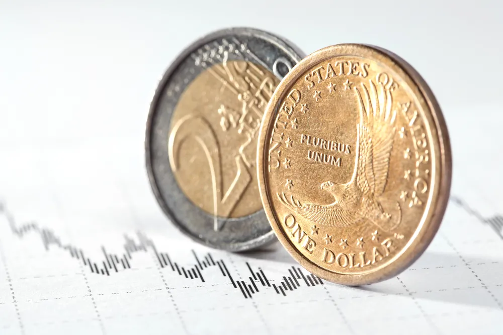 Złoty mocno zyskał względem euro i dolara