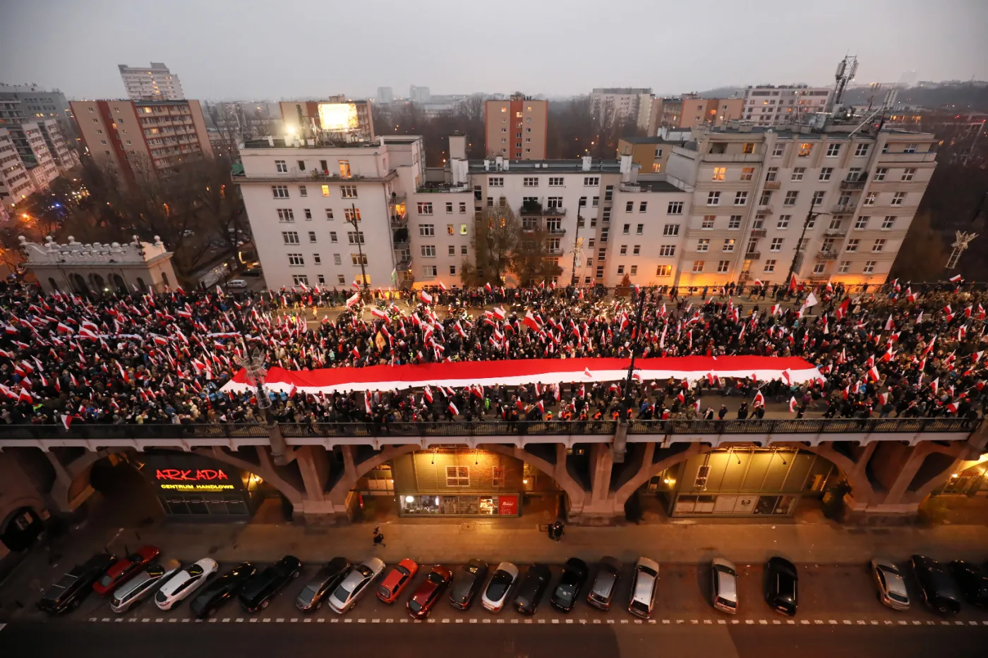 Spokojnie na marszu "Dla Ciebie Polsko". W uroczystości wzięło udział 250 tys. osób