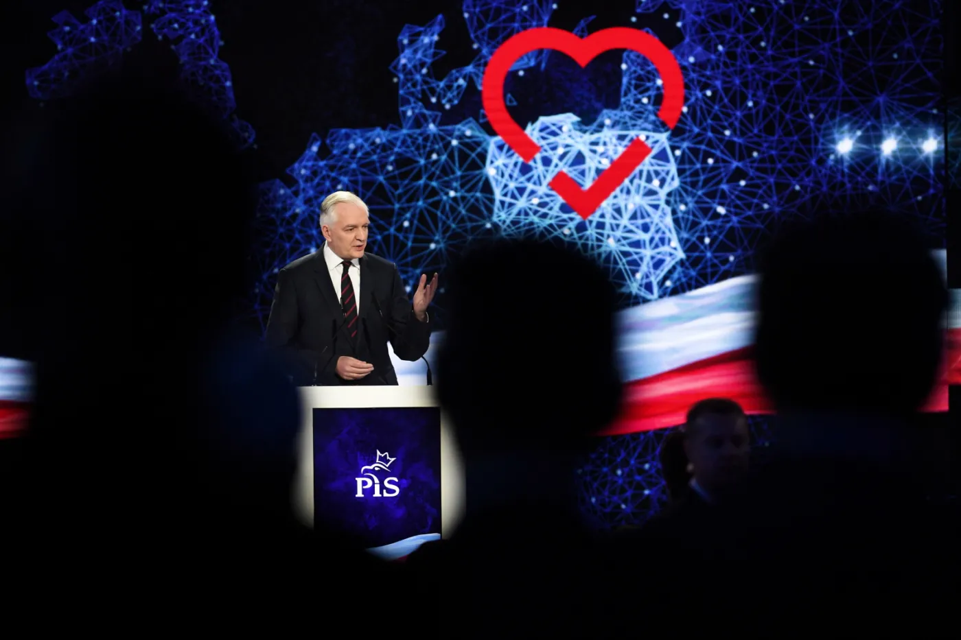 Przedwyborczy twist. PiS kieruje się ku centrum i Unii Europejskiej