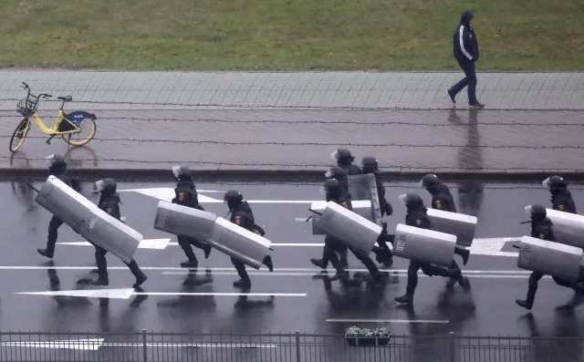 Białoruskie MSW: W razie potrzeby użyjemy broni palnej wobec protestujących