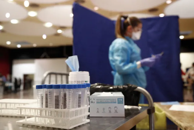 Dr Rajewski: Epidemia wymknęła się spod kontroli. Dobowe liczby zakażeń trzeba pomnożyć razy 5 albo 10