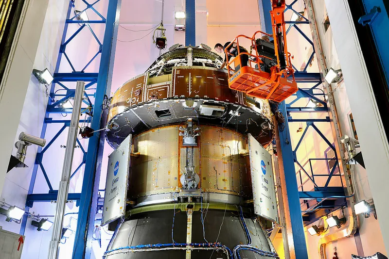 Chiński statek kosmiczny poleciał przywieźć próbki z Księżyca. To pierwsza taka misja od lat 70.