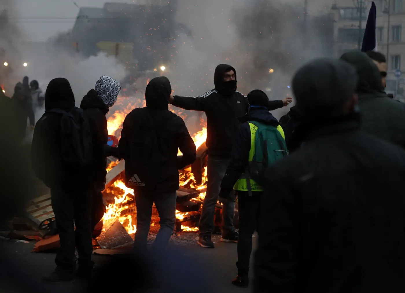 Starcia z policją podczas demonstracji przeciwników obostrzeń covidowych w Brukseli
