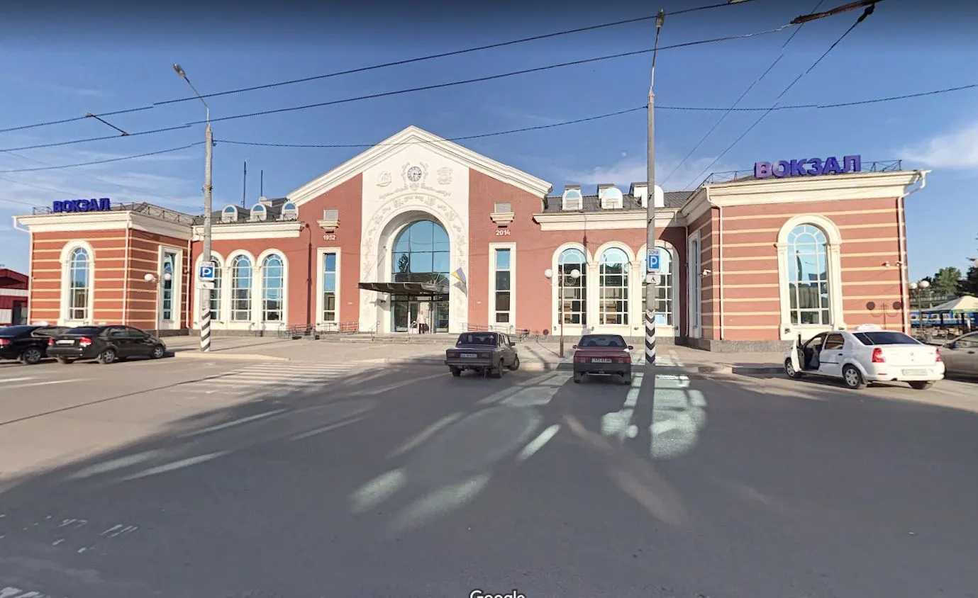 Ukraina. BBC: Ślady wybuchów sugerują, że na dworzec w Kramatorsku zrzucono bombę kasetową