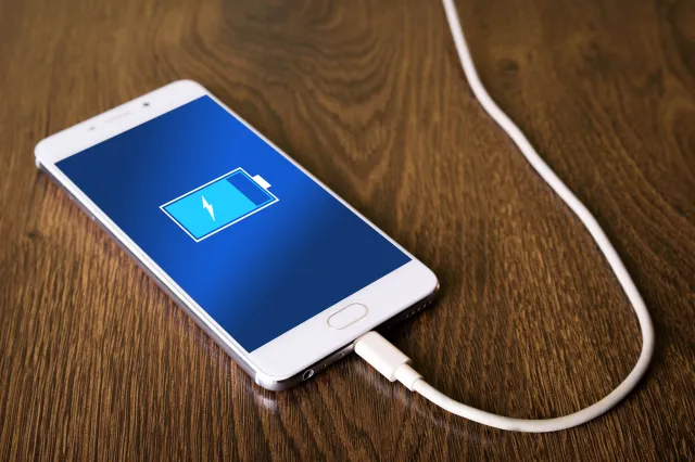 "Pożeracze energii". Co zrobić, by smartfon działał dłużej?
