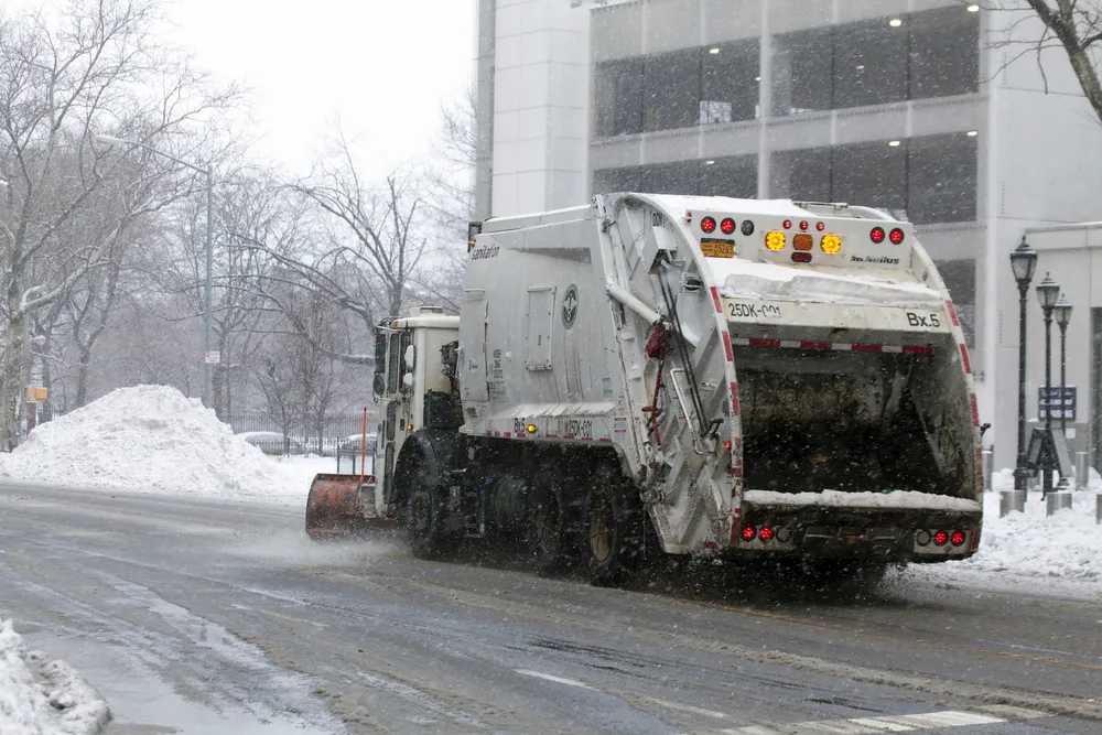 Śmieciarki w roli pługów śnieżnych. Tak firmy wywożące śmieci optymalizują swoje podatki