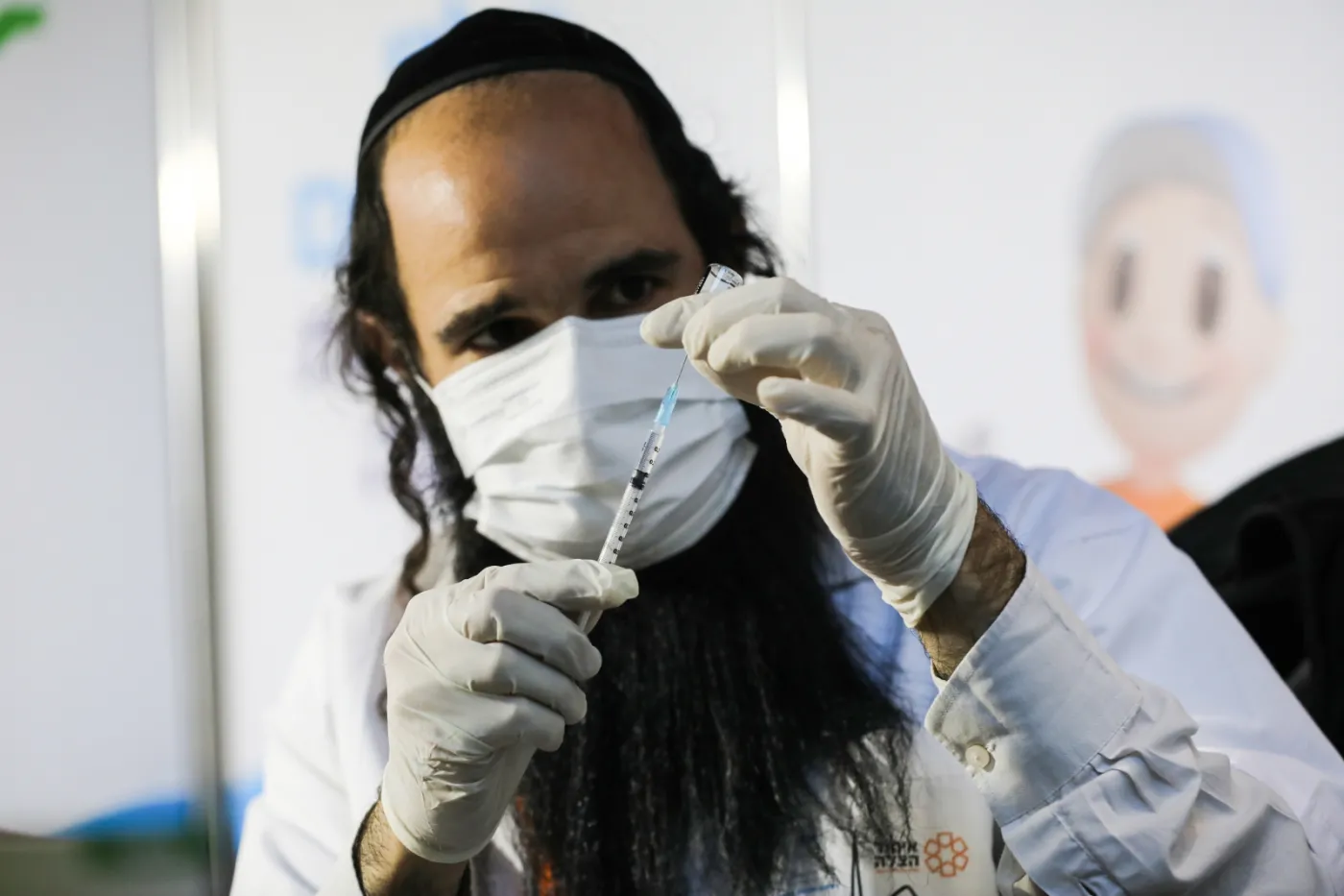 Izraelskie media: Po drugiej dawce szczepionki więcej objawów takich, jak bóle mięśni, gorączka