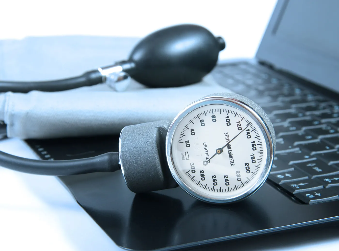 Hormony stresu mogą zwiększać ryzyko nadciśnienia [BADANIA]