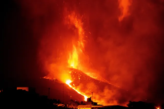 Lawa z wulkanu na La Palmie dotarła do oceanu. To nietypowa erupcja