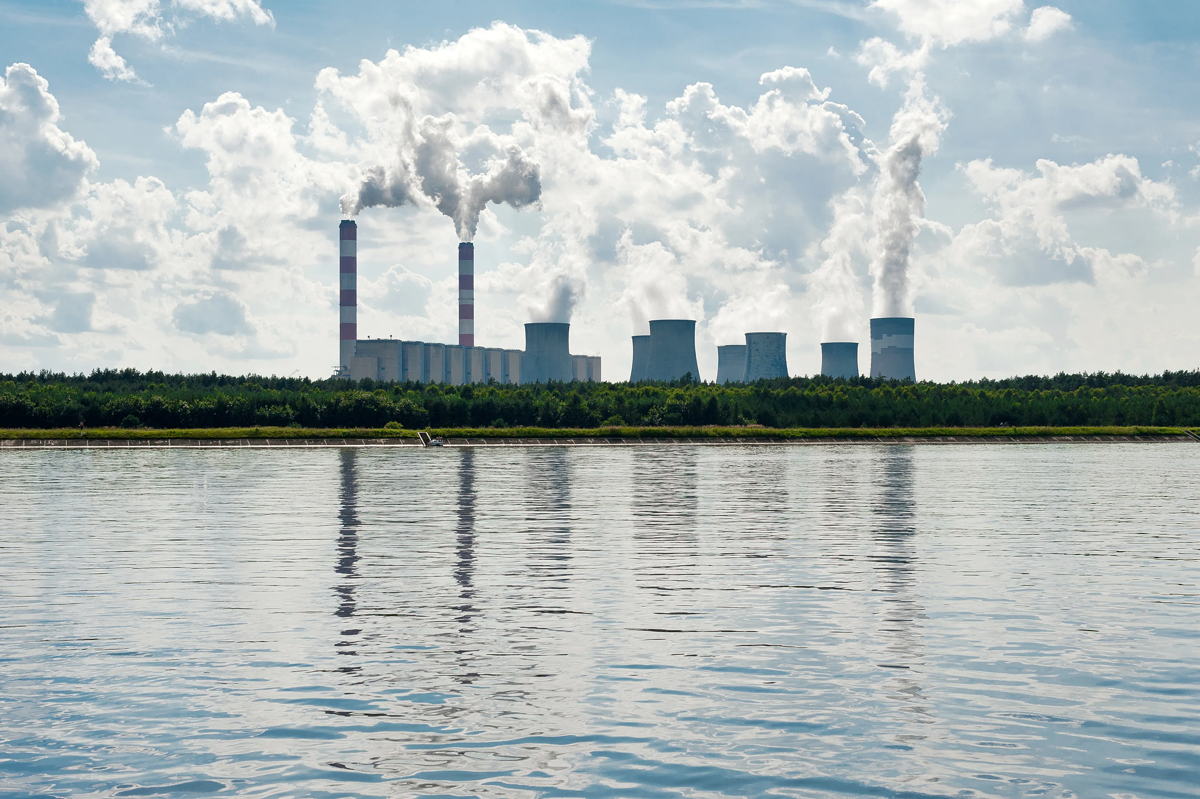 Upały ograniczają pracę elektrowni. KE zabiera głos w sprawie dostaw energii