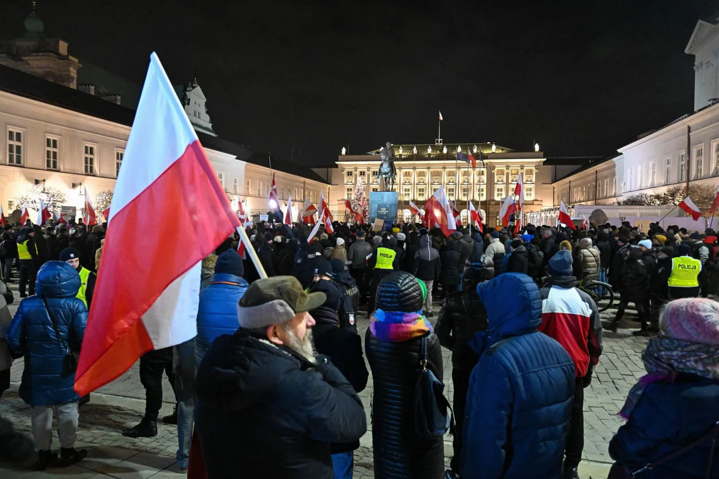 Przed Pałacem Prezydenckim demonstracje przeciwko zatrzymaniu Kamińskiego i Wójcika