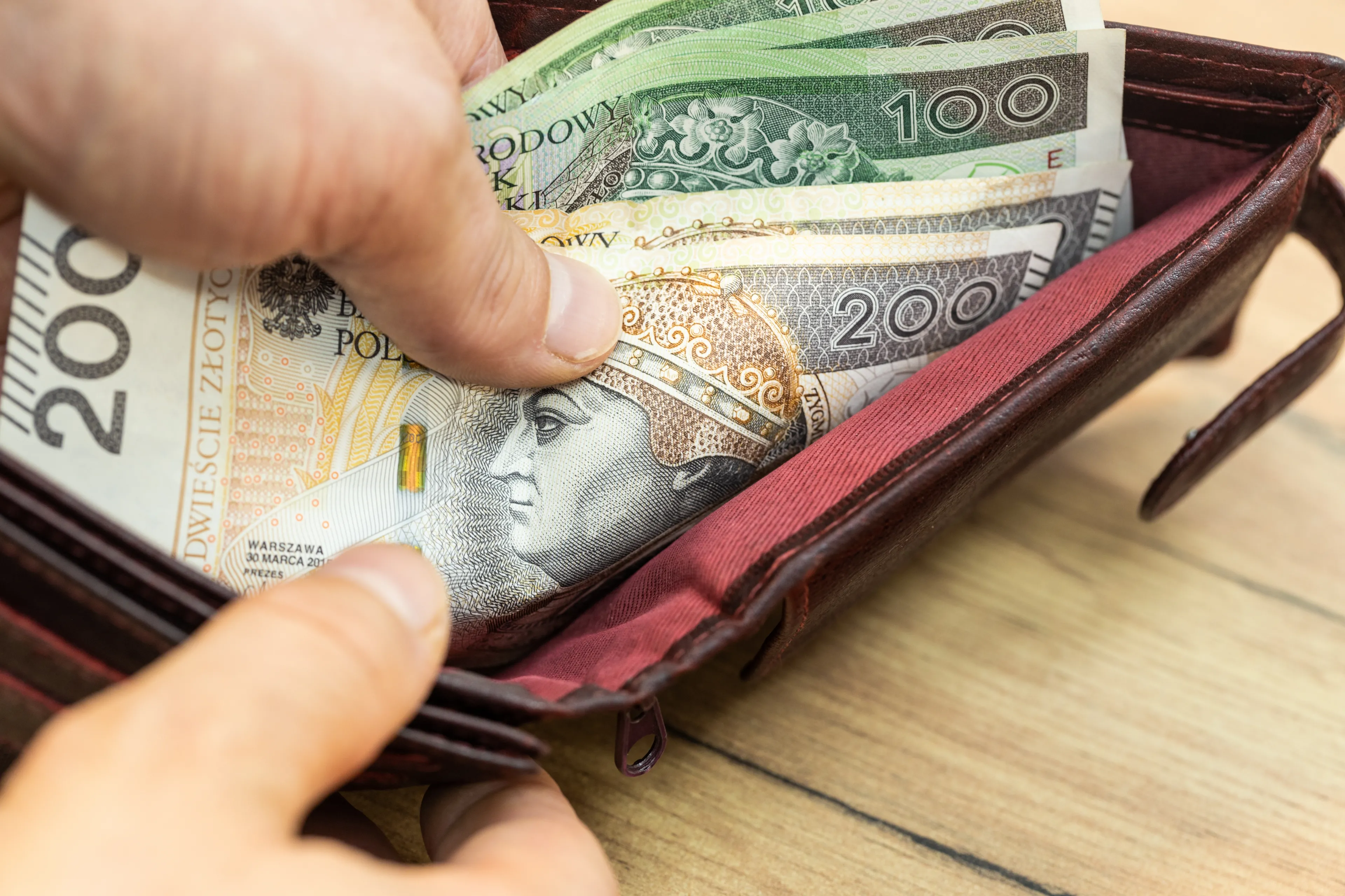 To koniec takiego płacenia gotówką. Wielkie zmiany w dotychczasowych zasadach
