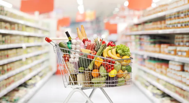 Po bułki do osiedlowego, większe zakupy w dyskoncie. Gdzie kupują Polacy? [RAPORT]