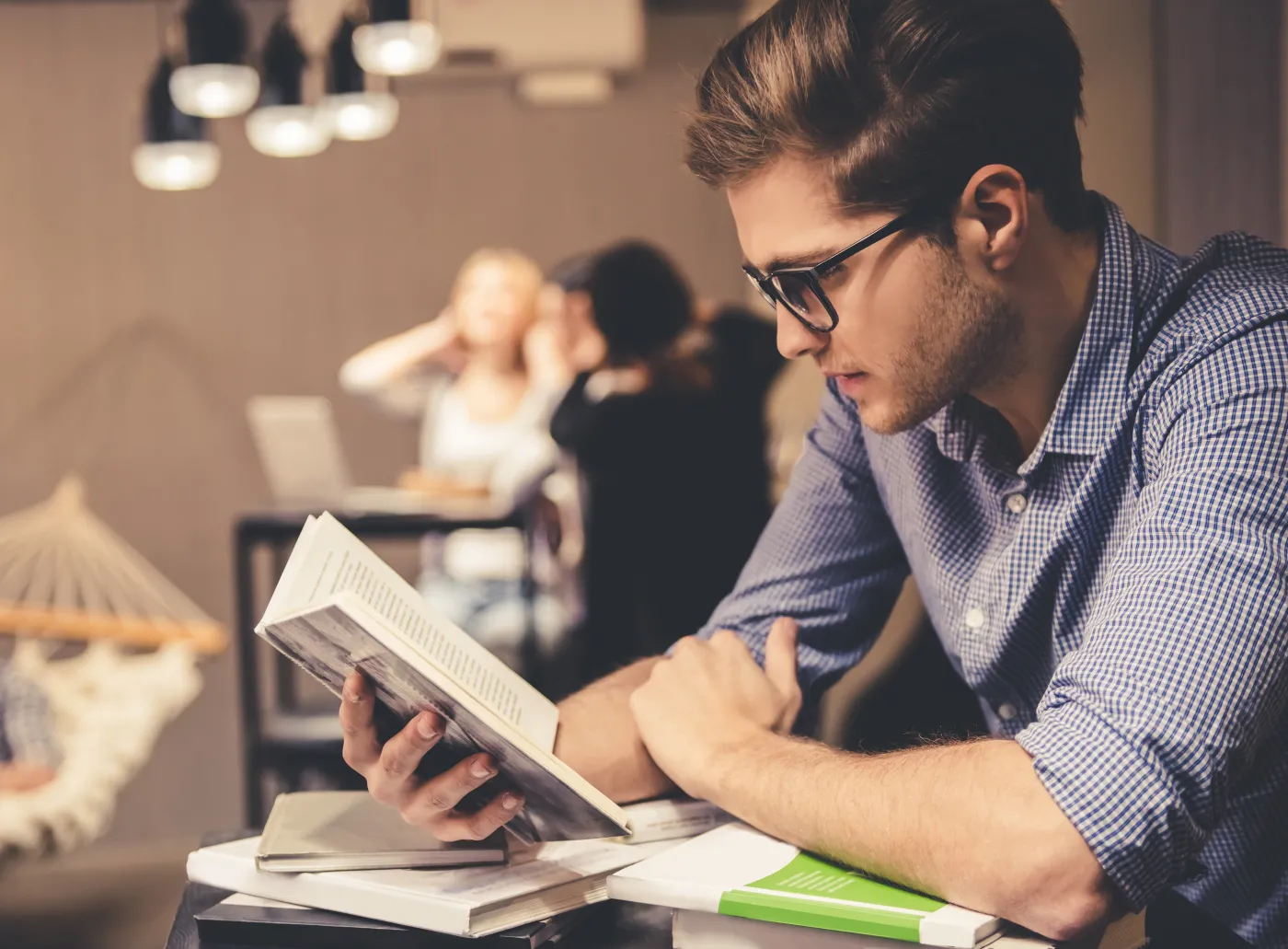 Ile zarabiają studenci w Polsce? Nowy raport