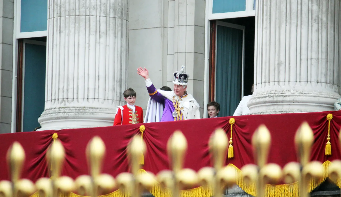 Paradoks Karola III. Jego głos na rzecz harmonii koliduje z symbolem władzy królewskiej