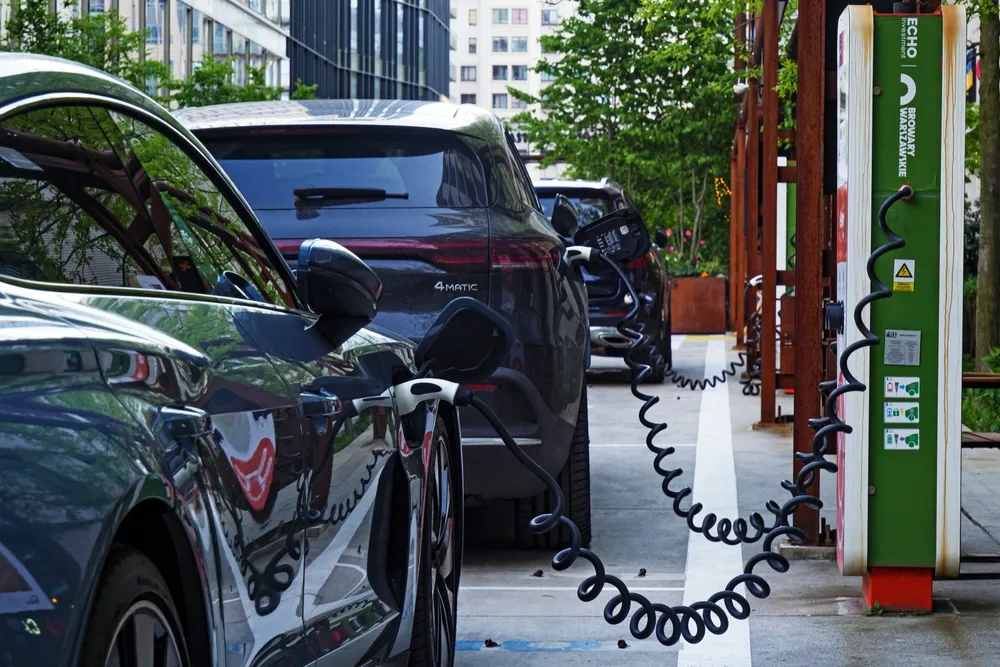 Koniec aut spalinowych? Nie tak szybko: Nowy raport wrzuca unijne prawo do kosza