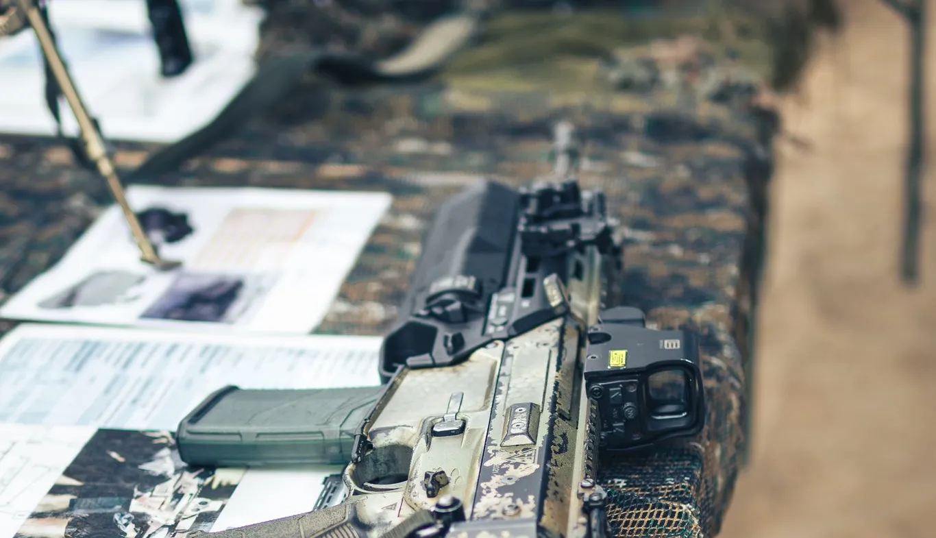 Granatnik Podwieszany do amunicji 40 mm x 46SR został zamówiony w 2021 roku. W latach 2022 - 2028 dostarczone ma być łącznie 4609 granatników dla Wojska Polskiego. Broń pozwala razić cele na dystansie od 50 do 350 m.