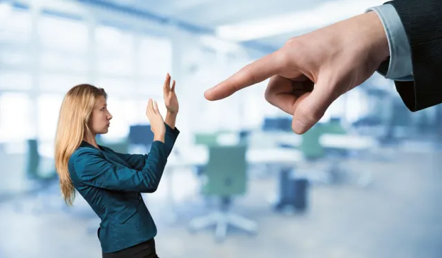 Prawie połowa młodych Polaków doświadcza mobbingu. Jak sobie z tym radzą? [RAPORT]