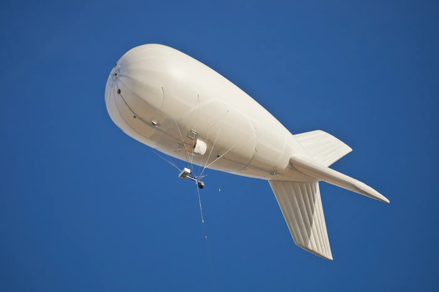 White,Dirigible,In,The,Cloudless,Sky