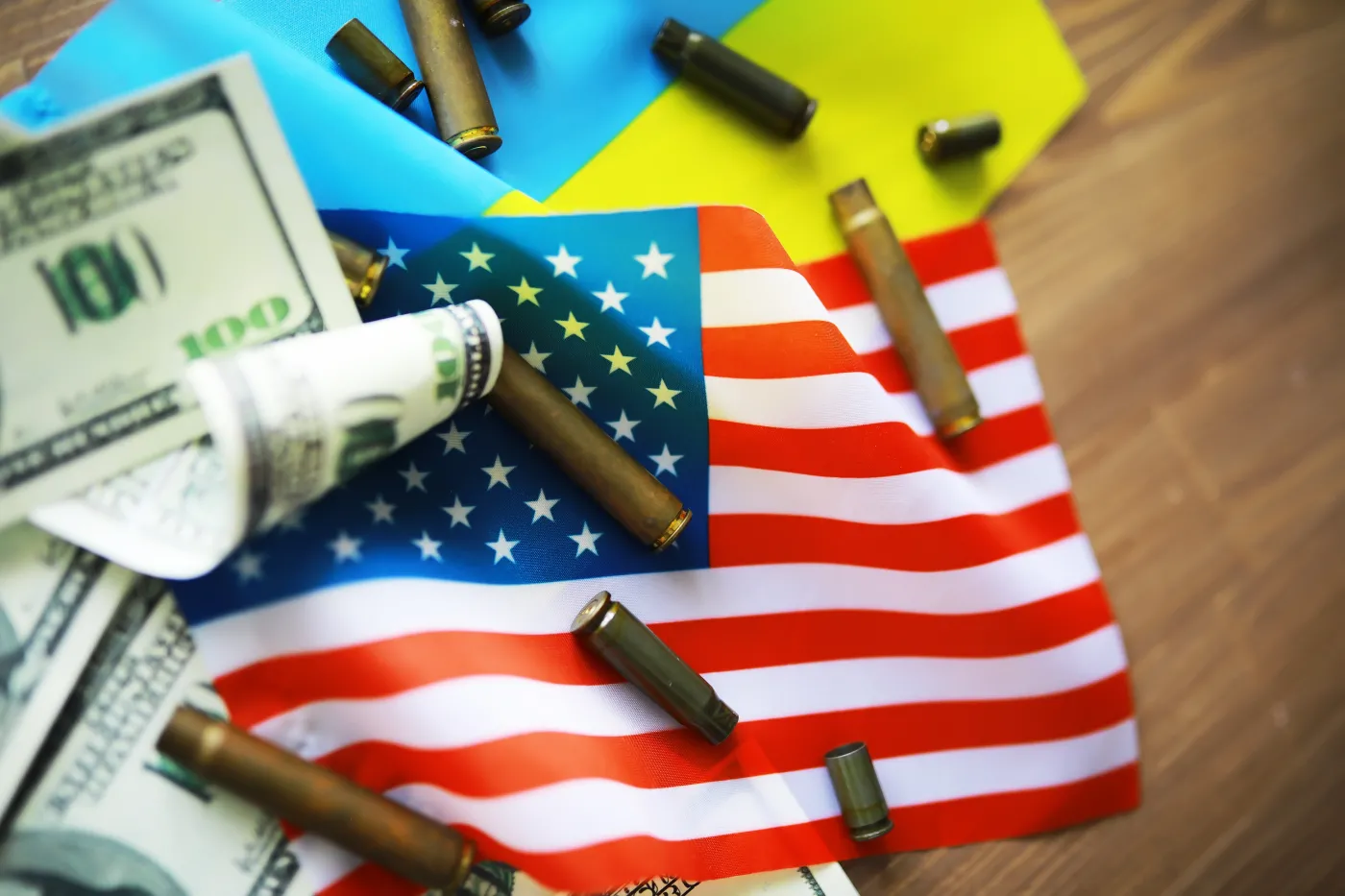 Flagi, Ukraina, USA, broń