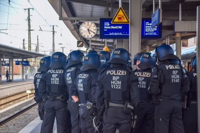 Niemcy rozdają broń na ulicach. Oto ich nowa taktyka