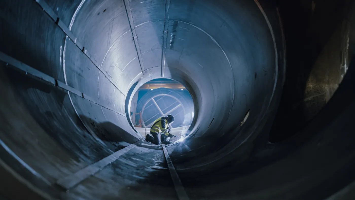 Professional,Heavy,Industry,Worker,Wearing,Helmet,Welding,Inside,Oil,And