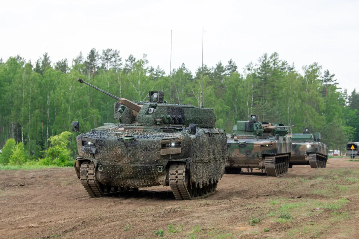 Nowy Pływający Bojowy Wóz Piechoty Borsuk w trakcie testów. Pierwszy wóz wyposażony jest w Wielozakresowy Kamuflaż Mobilny.