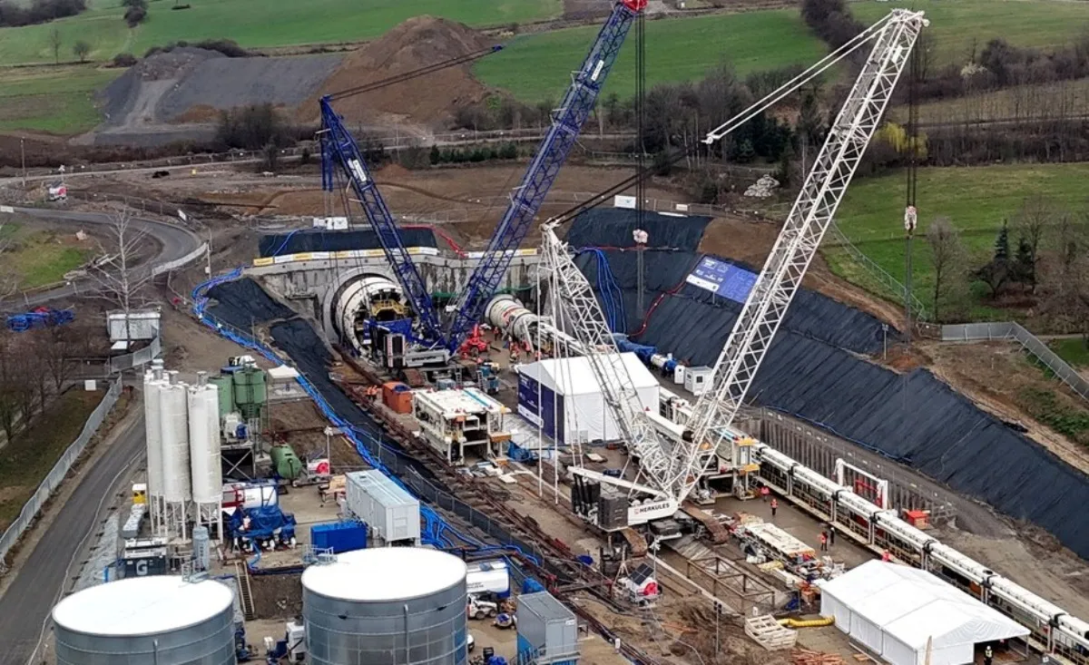 Zaczęli budować dwa najdłuższe tunele kolejowe w Polsce. Drążą je pod górami gigantyczne maszyny [ZDJĘCIA]