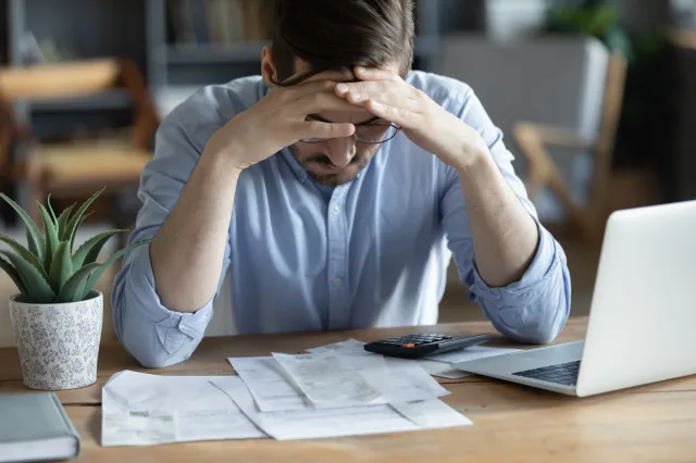 Dlaczego ZUS żąda od rodziców zwrotu części 800 plus? O co chodzi i kto będzie miał problem? Ile trzeba zwrócić?