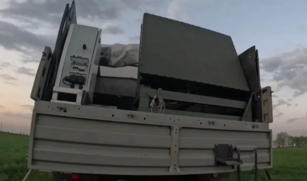 Ciężarówka z radarem na pace.