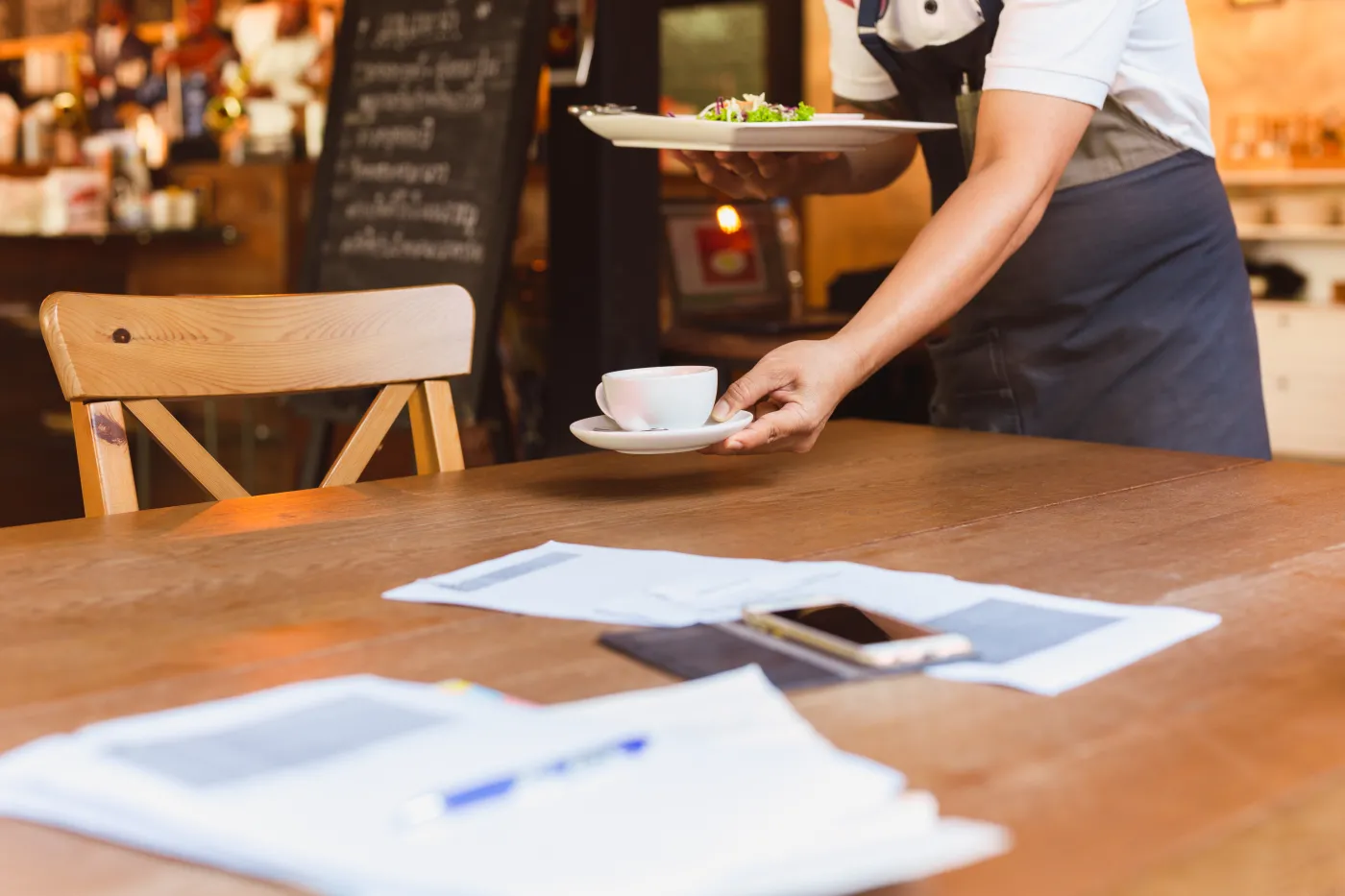 Praca na wakacje. W tych zawodach można zarobić najwięcej [STAWKI]