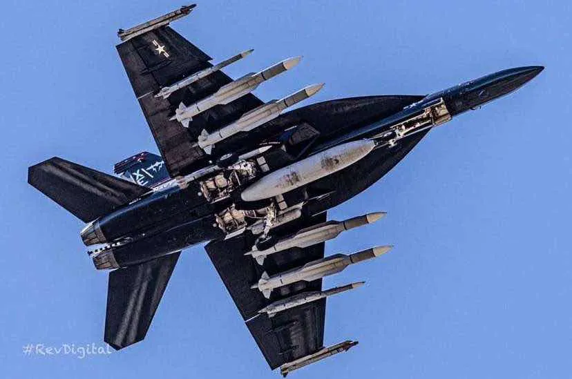 Zdjęcie przedstawiające samolot F/A-18F Super Hornet z czterema treningowymi pociski AIM-174B. Zasięg pocisków przekracza prawdopodobnie 200 mil morskich (370 km).