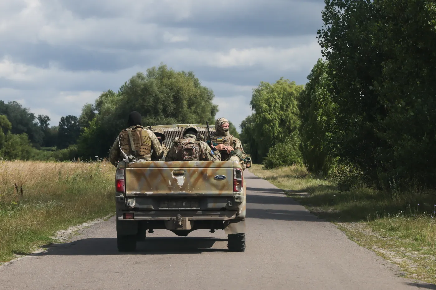 Żołnierze ukraińskiego 111. Batalionu Obrony Terytorialnej podczas patrolu zwiadowczego na granicy z Białorusią w Wołyniu, 30 lipca 2023 r. 