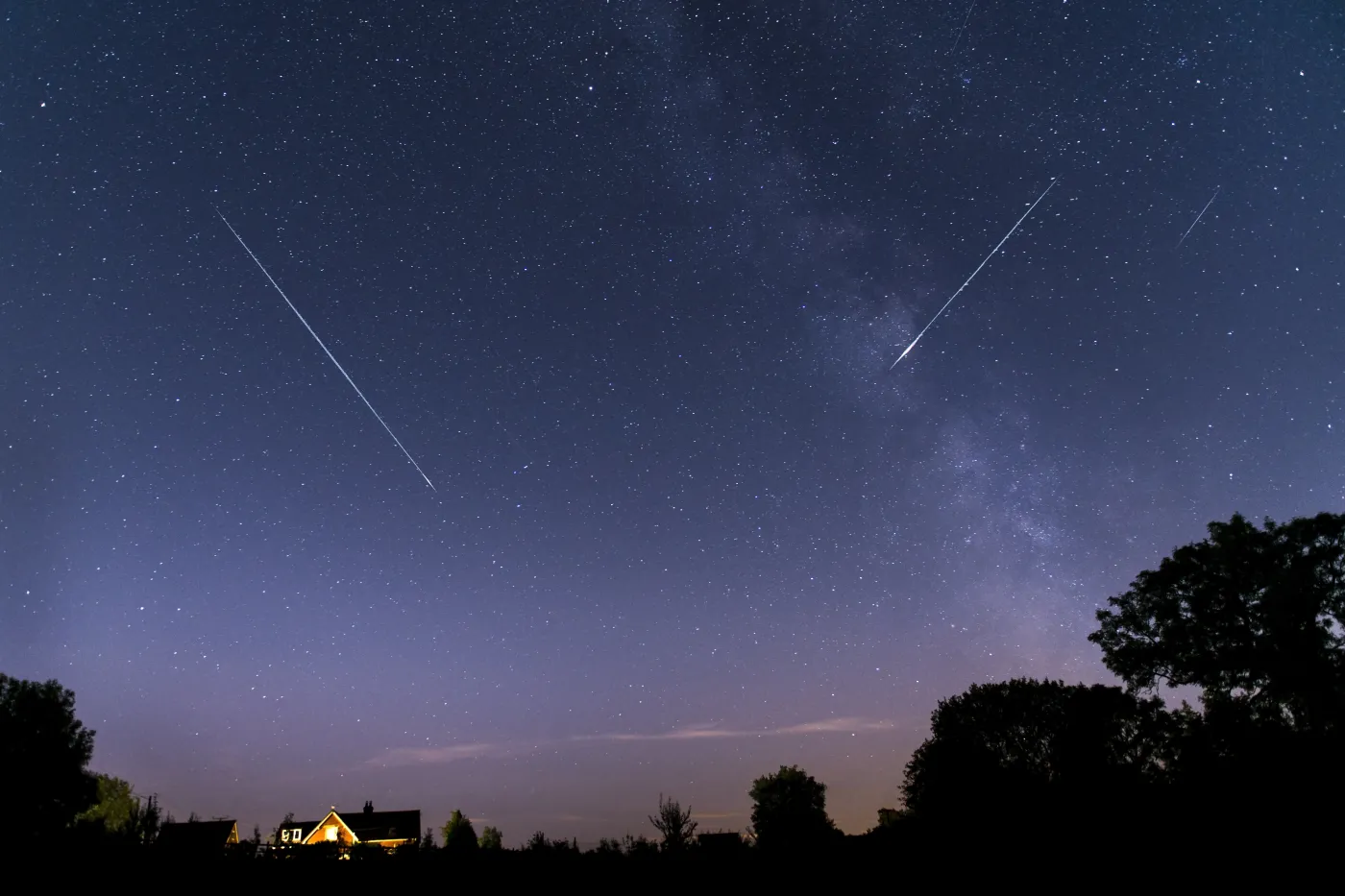 Maksimum roju Perseidów; wiele ośrodków organizuje noc "spadających gwiazd"