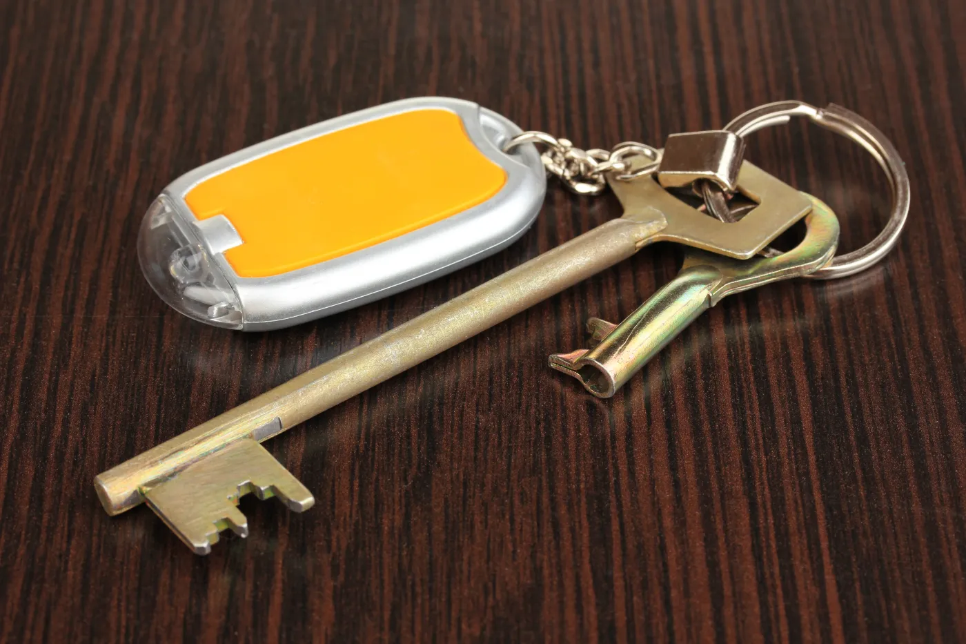 Dziki lokator zajął mieszkanie i wynajmuje pokoje; policja aresztowała właściciela