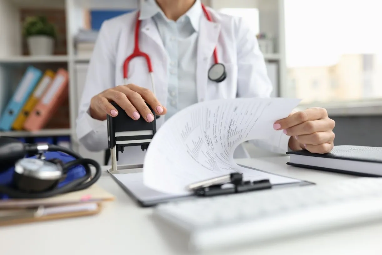 Lekarze masowo przejdą z umów B2B na etaty? Przez nowe przepisy szpitale boją się utraty wielu specjalistów