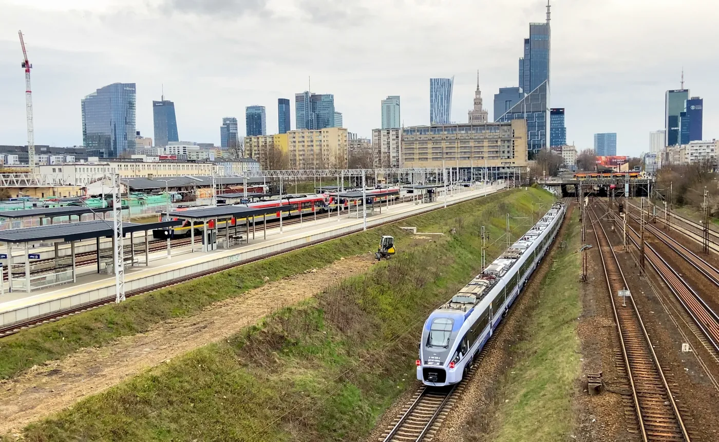 Stacja widmo w centrum Warszawy. Nikt z niej nie jeździ. Zostanie zburzona?