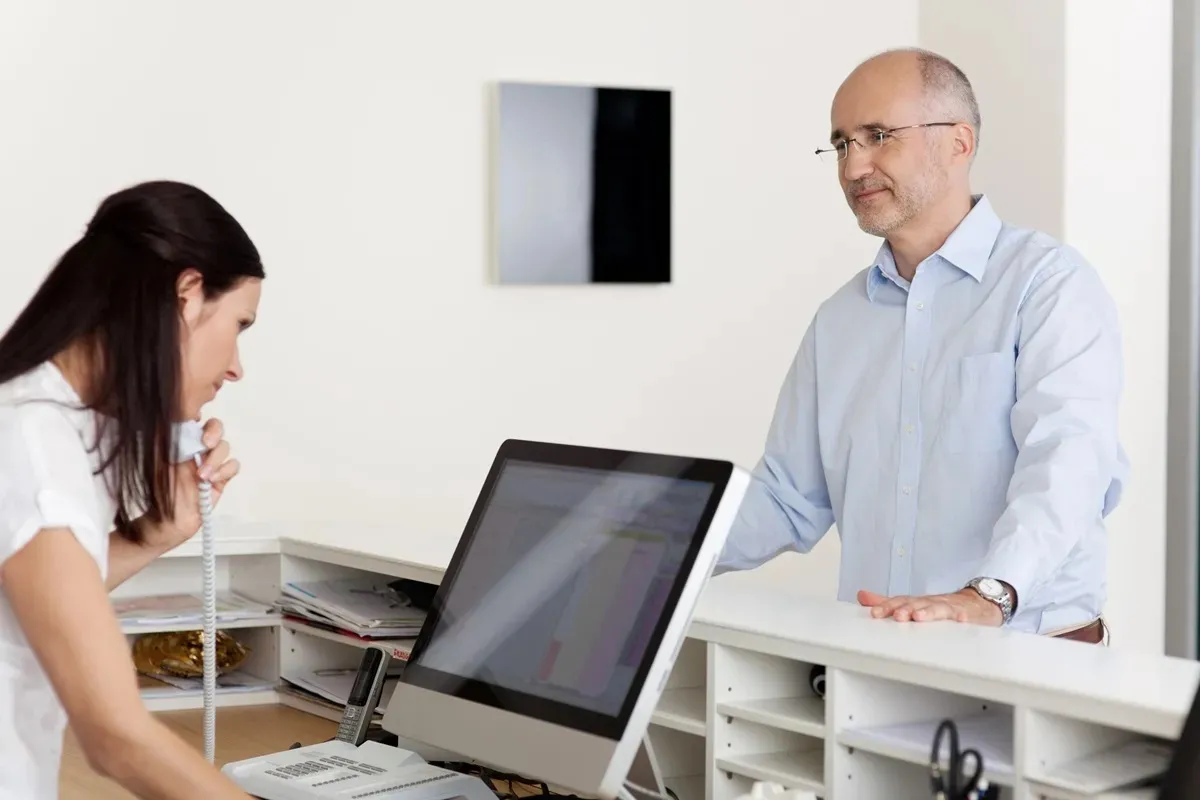 Lekarze w prywatnych gabinetach biorą majątek za to, co jest za darmo na NFZ. Miliony Polaków nie mają pojęcia o tych zmianach na refundacyjnej liście