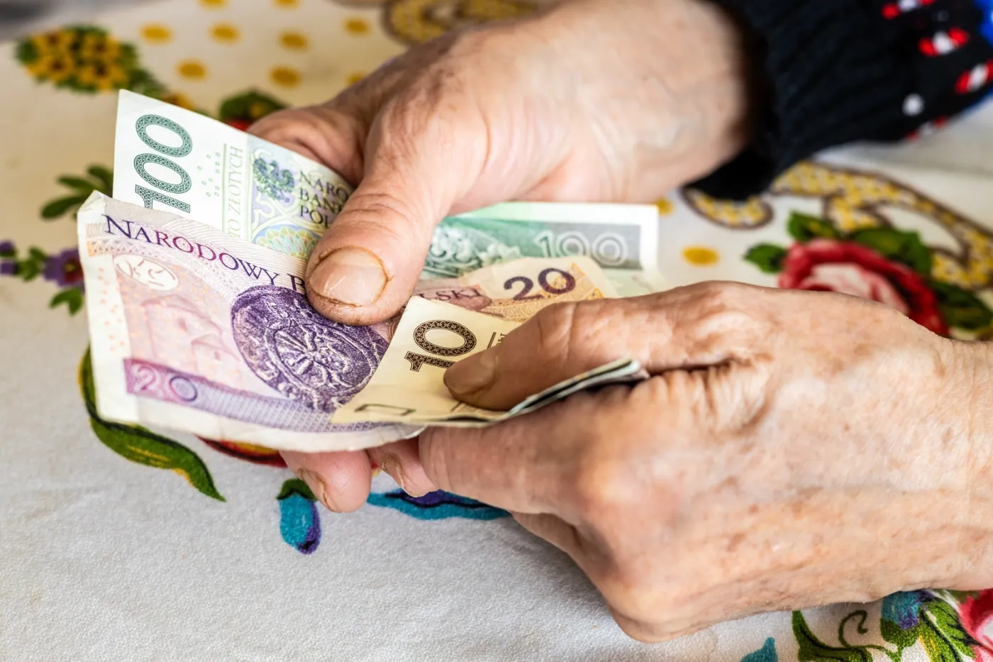 Po 75. roku życia ZUS przyznaje nowe pieniądze. Część seniorów wpada przez to w pułapkę