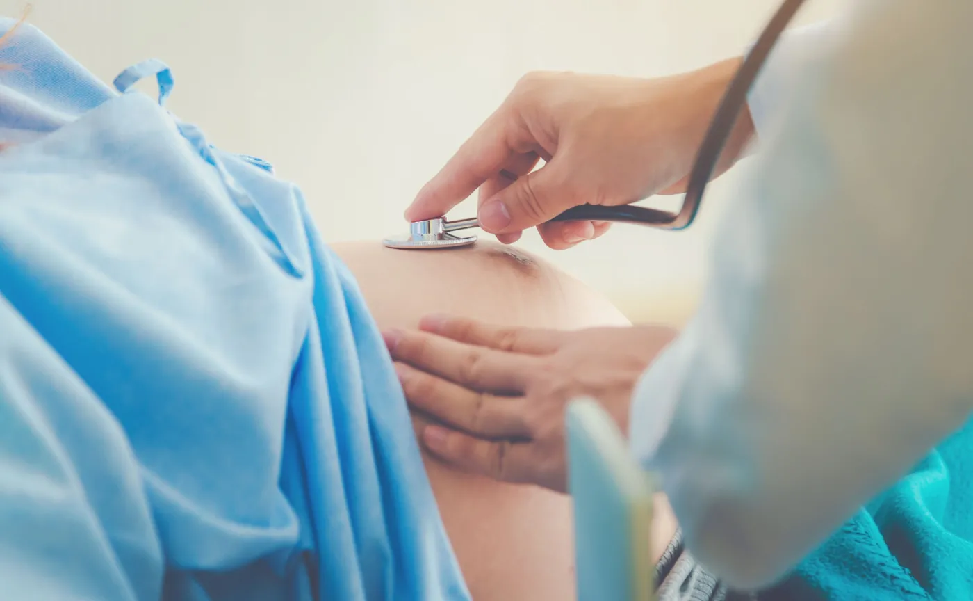 Łatwiejszy dostęp do znieczulenia, badania prenatalne za darmo na NFZ. Wiceminister o opiece okołoporodowej w Polsce