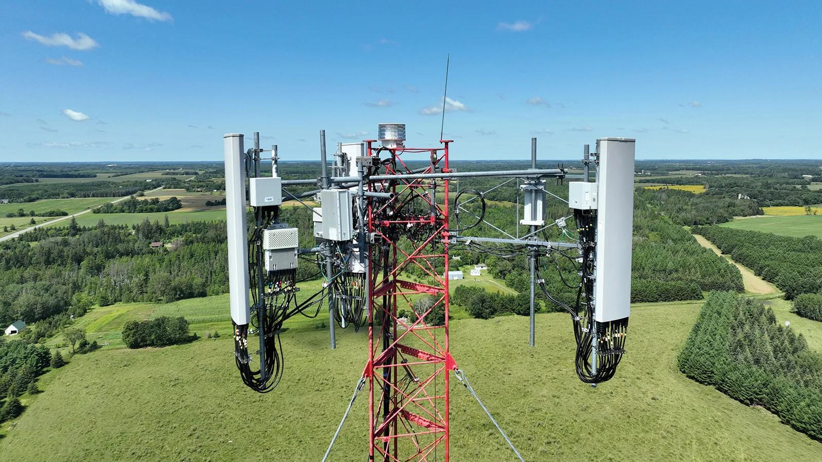 Koniec z brakiem zasięgu na wsi i w domu? 5G 700 MHz wchodzi do gry, ale uważaj na triki operatorów