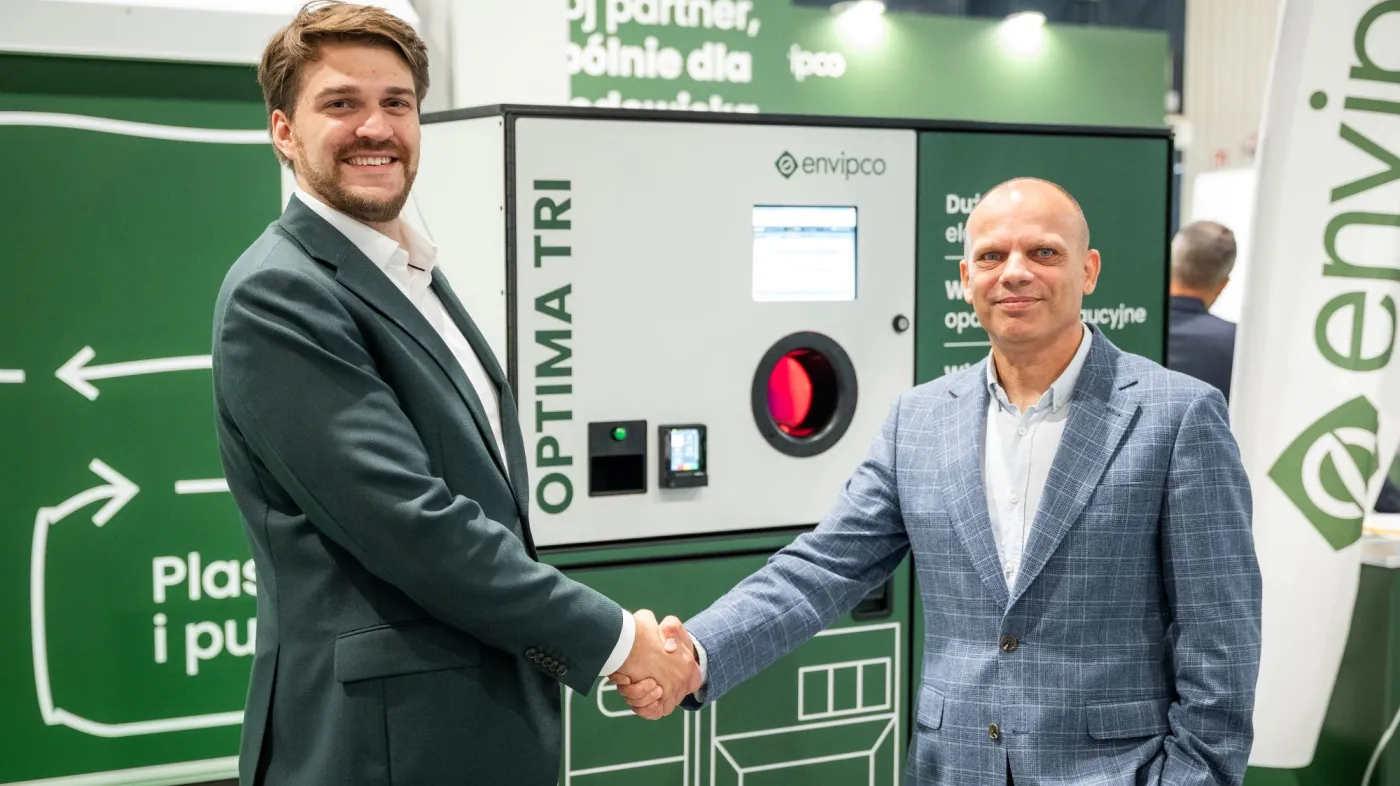 R. Staniszewski i A. Zaremba przy recyklomacie Optima Tri
