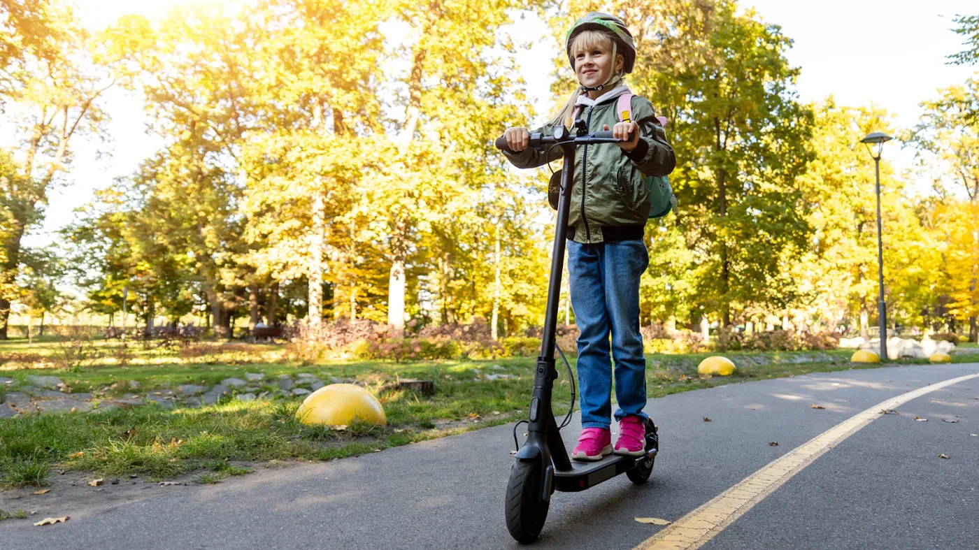 Kukiriniarze i inni posiadacze e-hulajnóg podbijają ulice. O odpowiedzialności karnej wiemy już sporo. Jednak co z kradzieżami, wypadkami i odpowiedzialnością cywilną za e-hulajnogę. Ekspertka radzi jak podejść do sprawy ubezpieczenia, kiedy hulajnoga elektryczna wymaga posiadania OC i NWW
