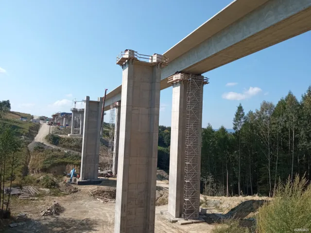 Samochody pojadą 80 metrów nad ziemią. Takiego kolosa jeszcze w Polsce nie budowali [WIDEO] [ZDJĘCIA]