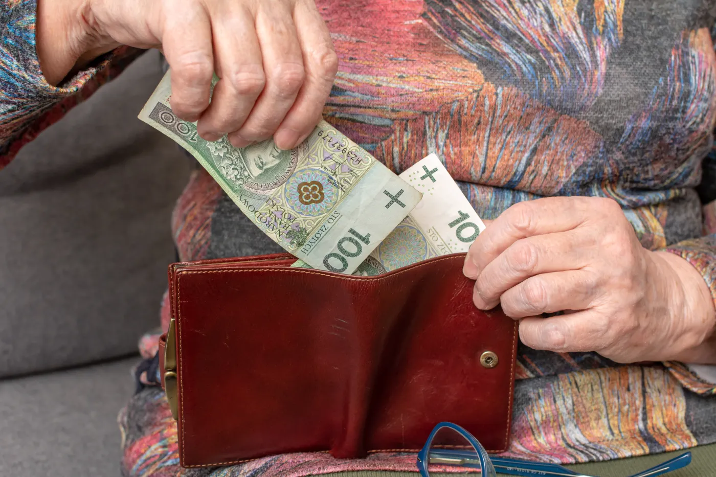 Dobra wiadomość dla emerytów! 13. i 14. emerytura już na stałe. Sprawdź, czy i kiedy dostaniesz pieniądze