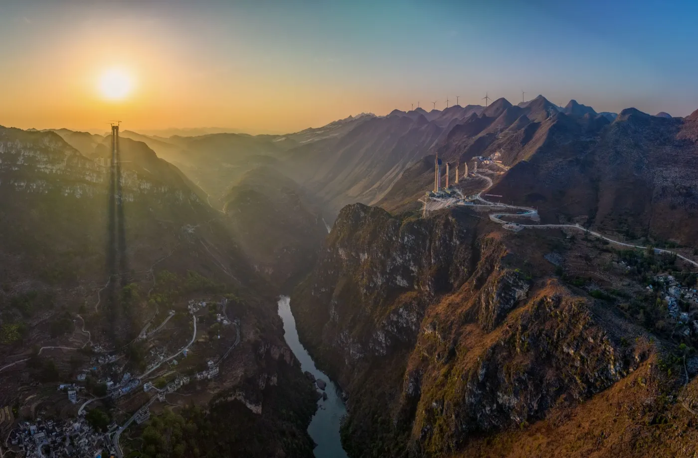 Kto pobije Chińczyków? Otwarto najwyższy most na świecie [WIDEO]