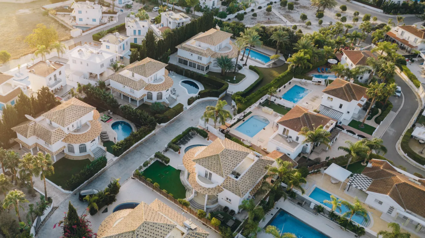 Sankcje ich nie powstrzymały. Bogaci Rosjanie znów na potęgę kupują domy w UE