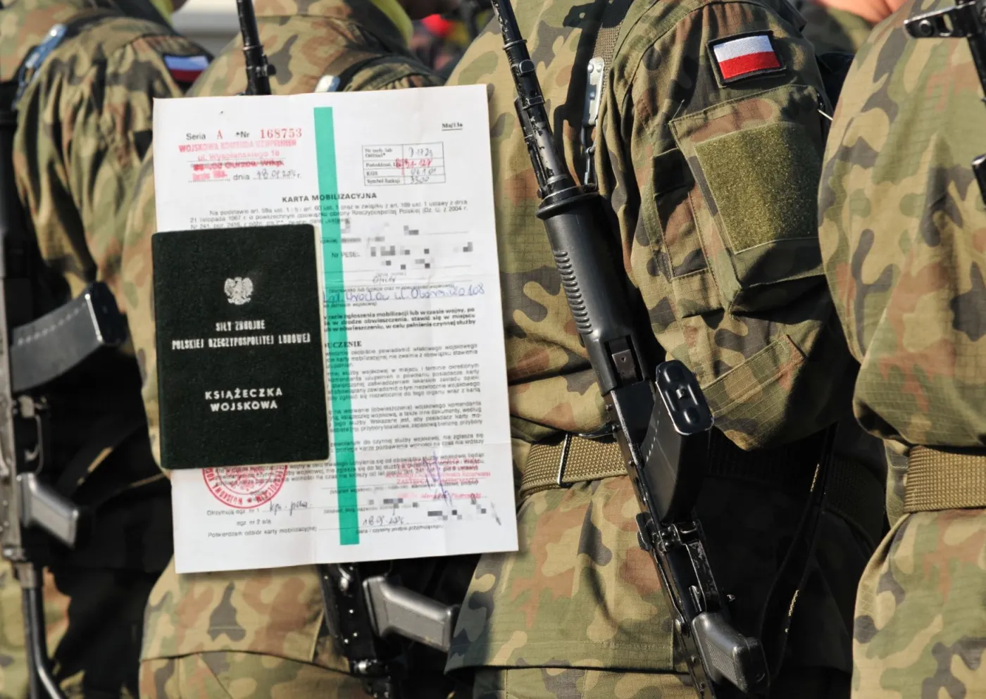 Karty mobilizacyjne trafią do Polaków w listach. Masz obowiązek stawienia się do wojska. Do kogo zapuka listonosz?