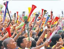 Wuwuzele: koszmar piłkarzy i wielkie pieniądze